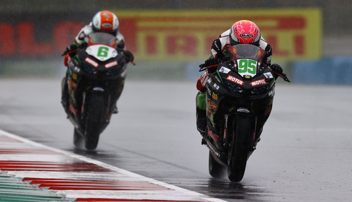 Scott Deroue y Jeffrey Buis se jugaron el título mundial de Supersport 300 en 2020 Scott Deroue y Jeffrey Buis se jugaron el título mundial de Supersport 300 en 2020