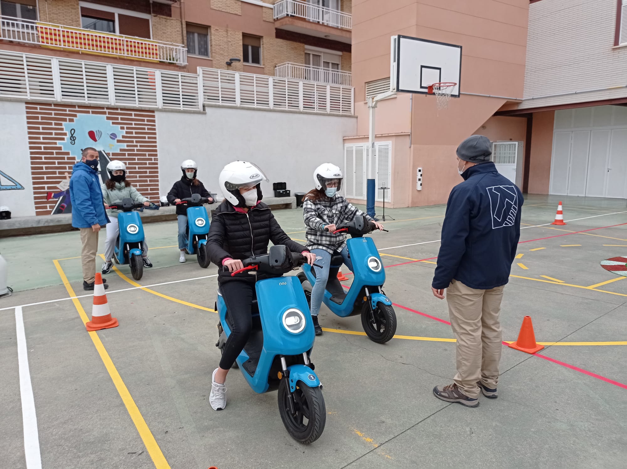Niu reanuda sus cursos de educación vial en los institutos.