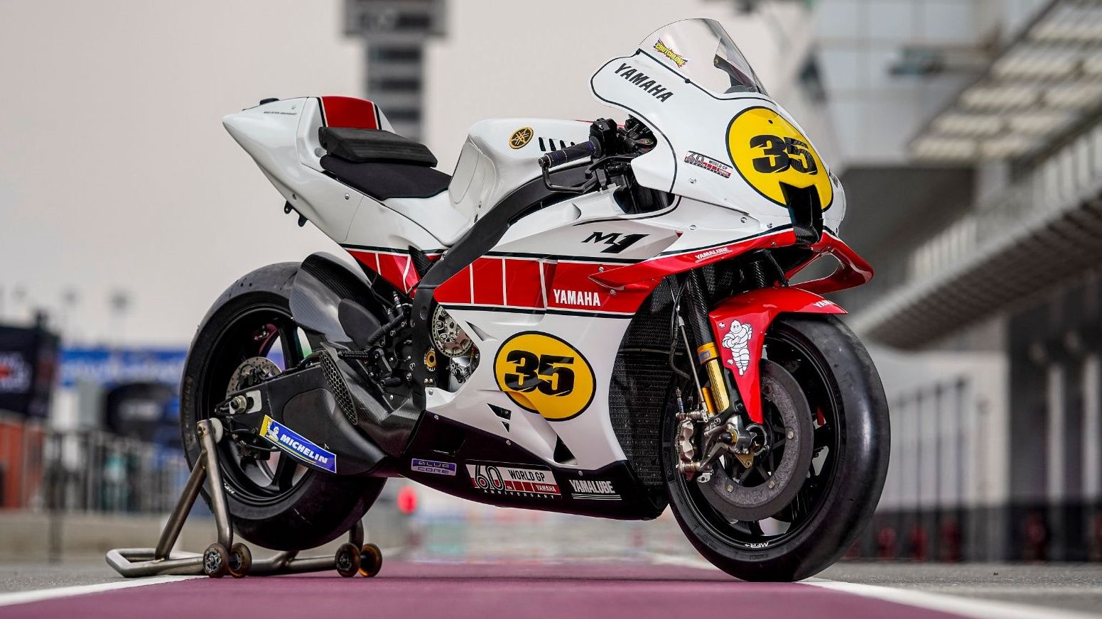 Yamaha YZR M1 edición 60 aniversario Cal Crutchlow 1