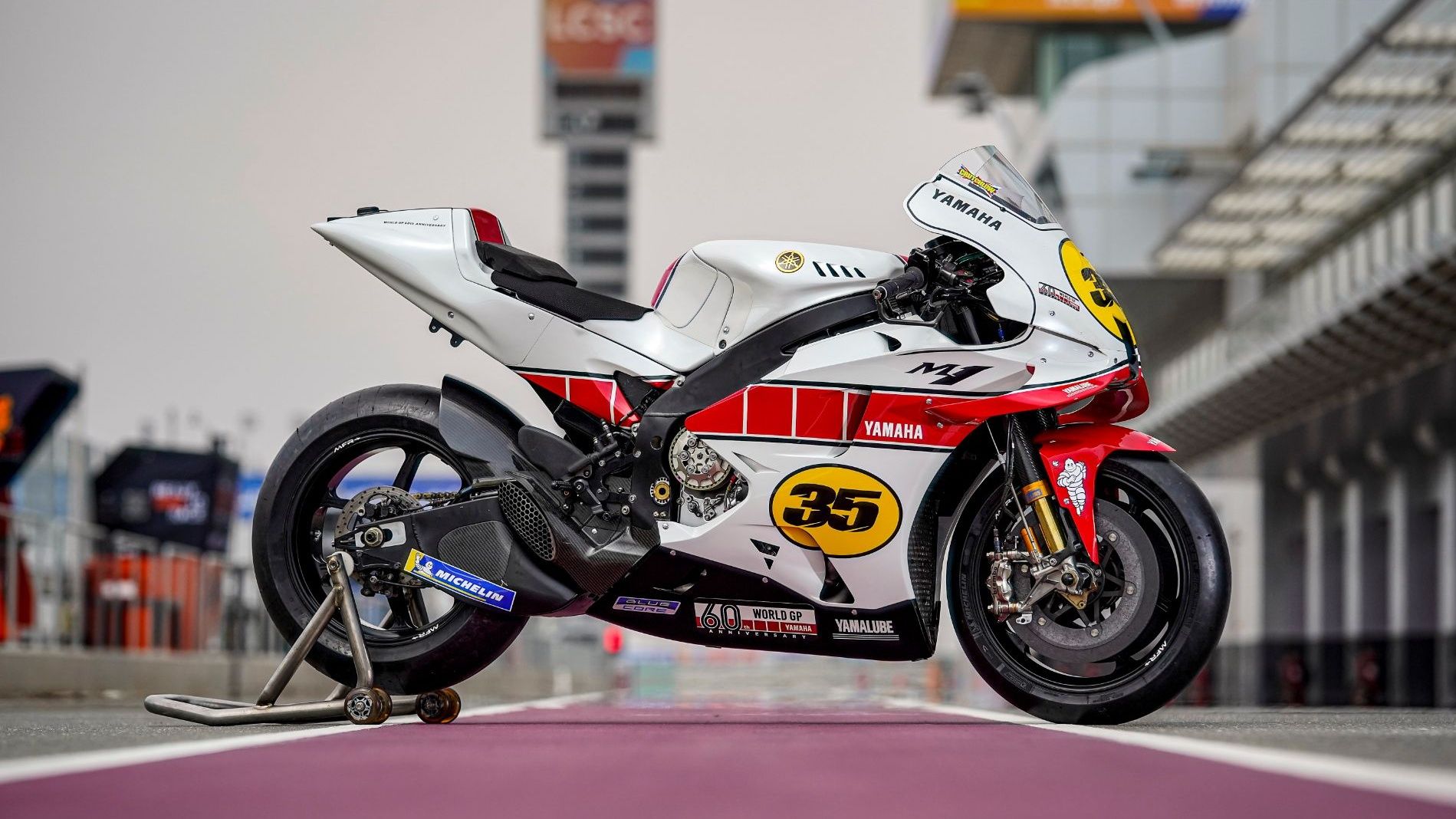 Yamaha YZR M1 edición 60 aniversario Cal Crutchlow 6
