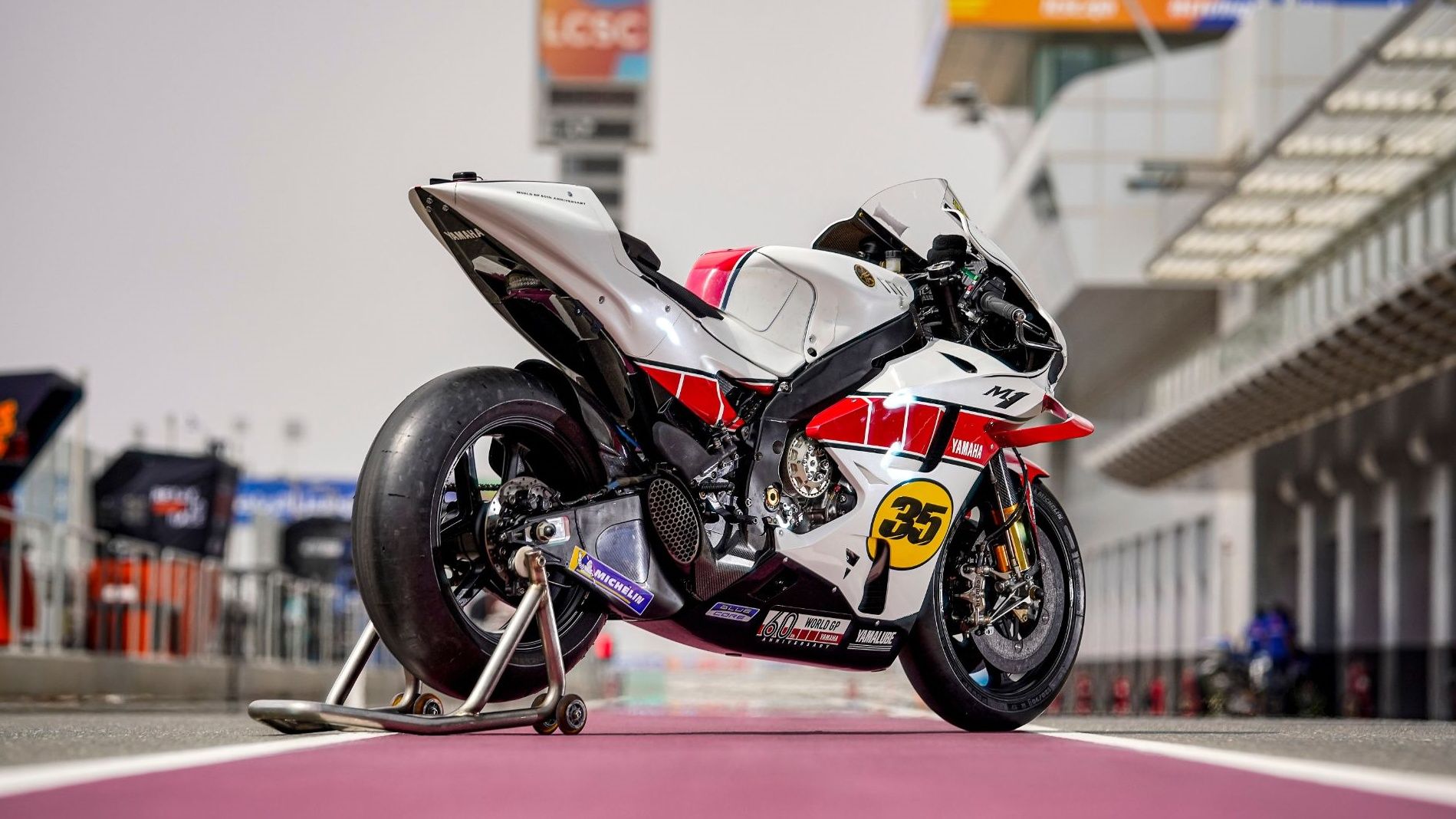 Yamaha YZR M1 edición 60 aniversario Cal Crutchlow 7