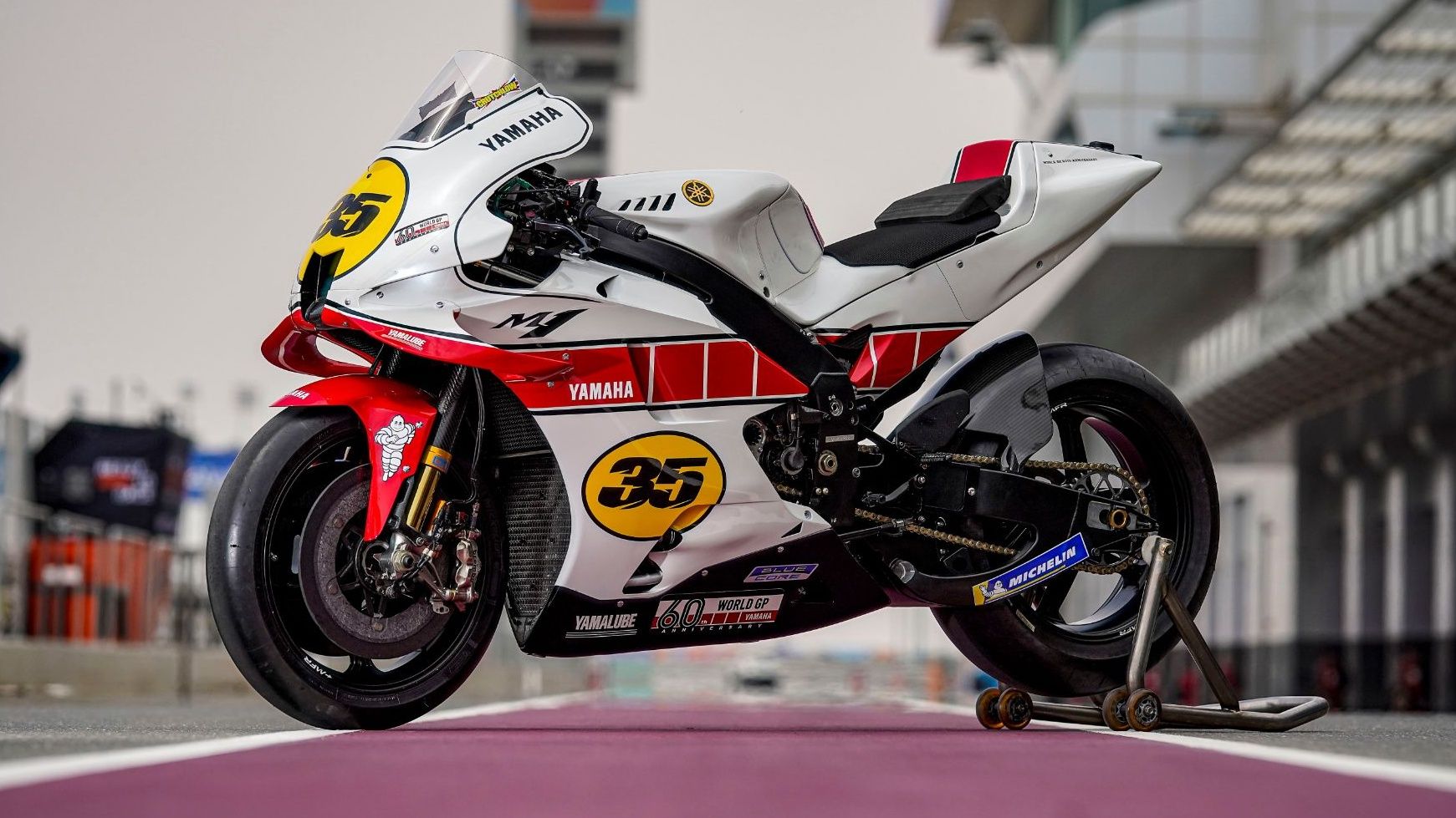 Yamaha YZR M1 edición 60 aniversario Cal Crutchlow 10