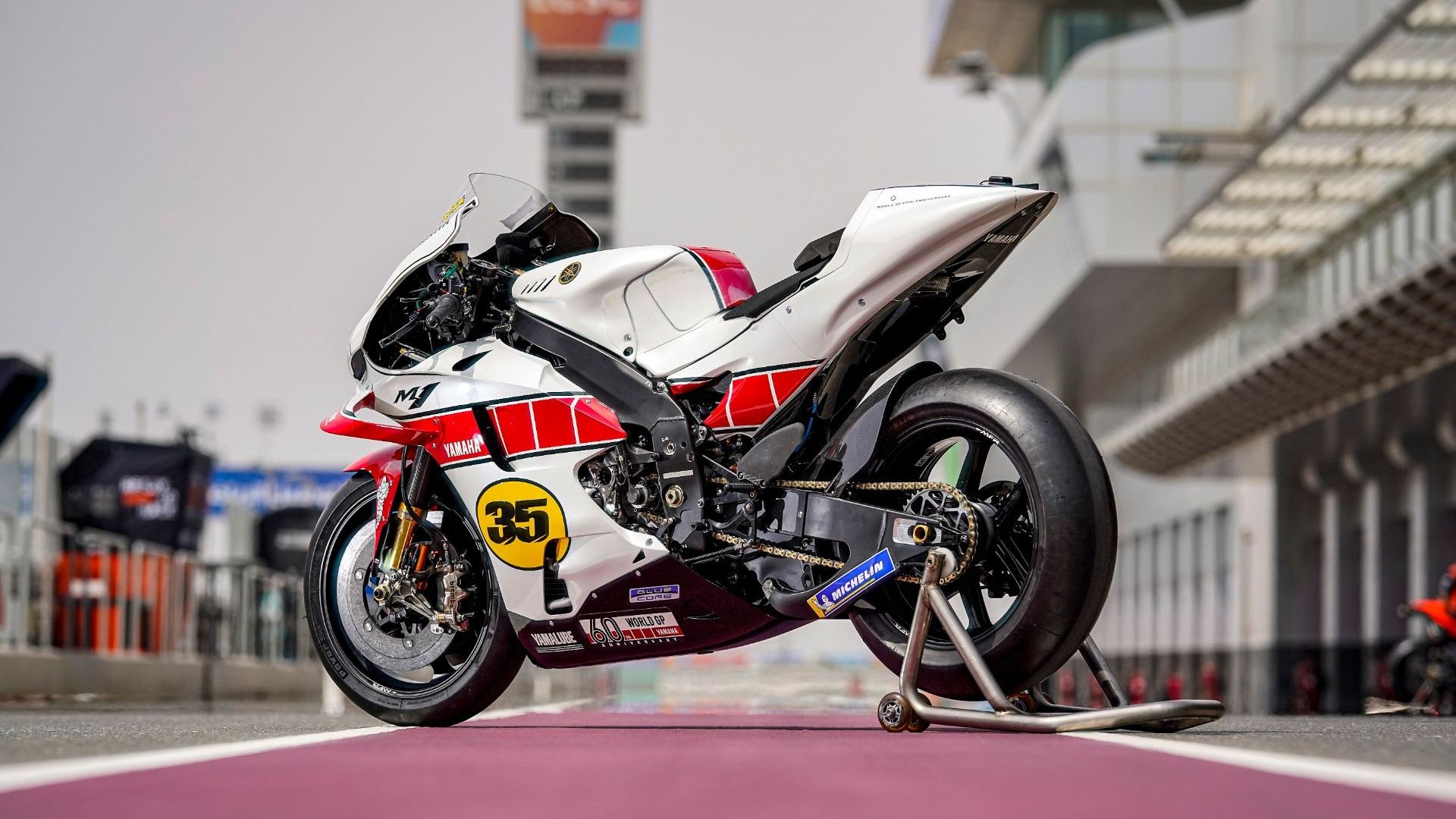 Yamaha YZR M1 edición 60 aniversario Cal Crutchlow 17