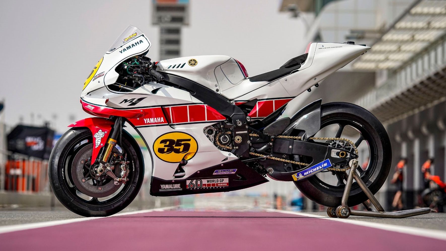 Yamaha YZR M1 edición 60 aniversario Cal Crutchlow 21
