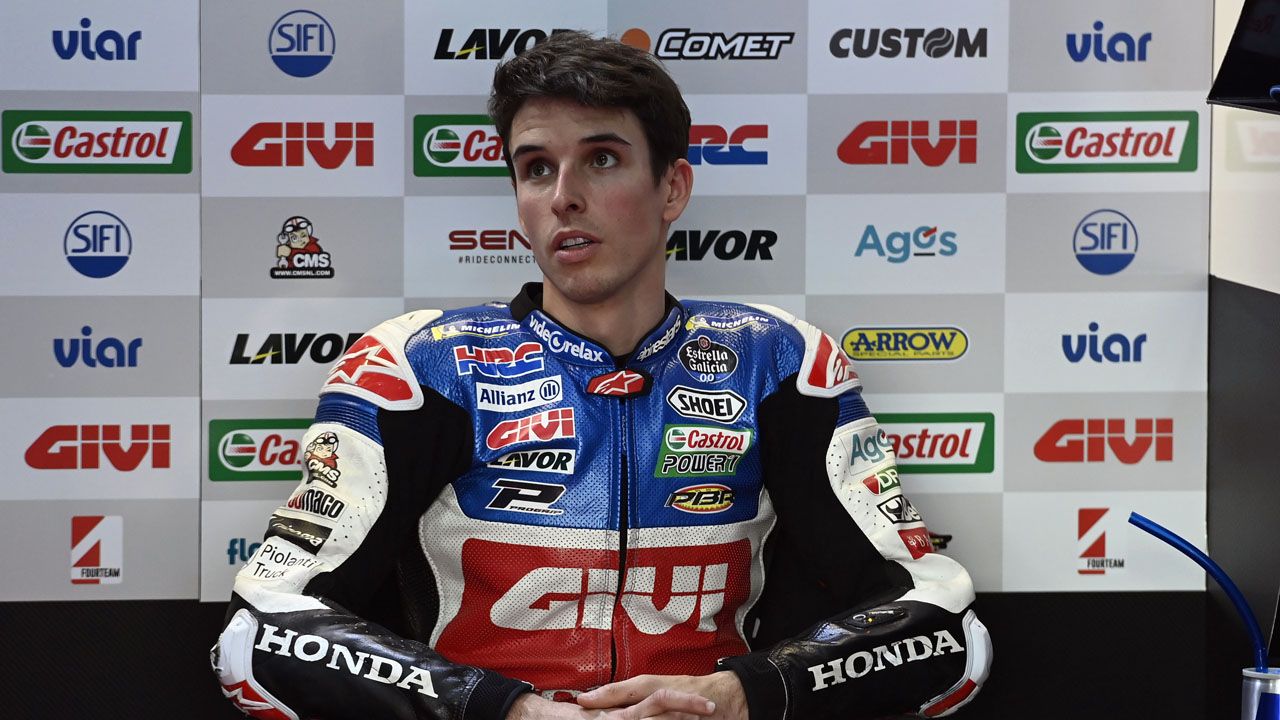 Álex Márquez espera en el box durante el test de Qatar.