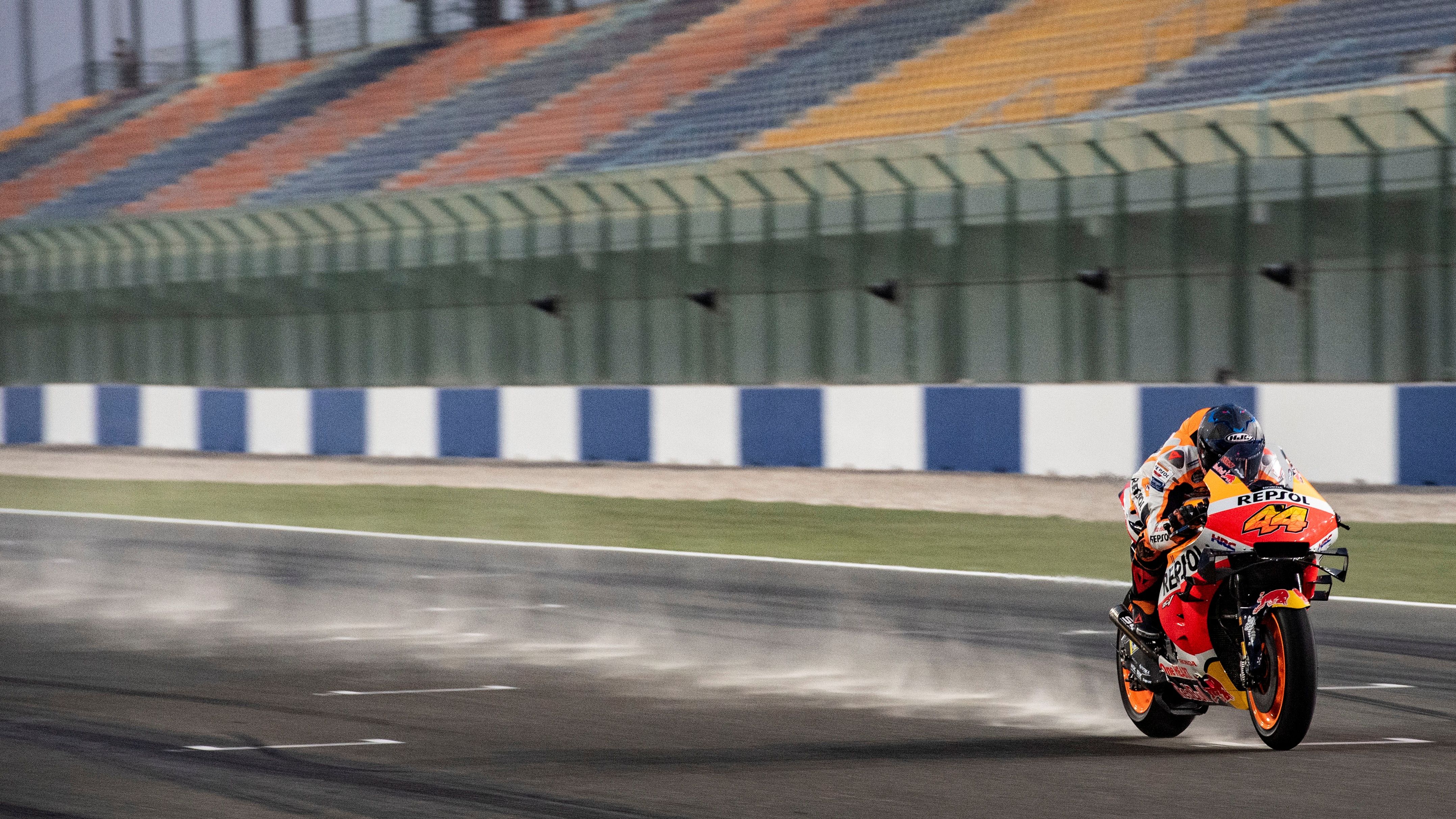Pol Espargaró cruza la recta de Losail dejando un reguero de arena