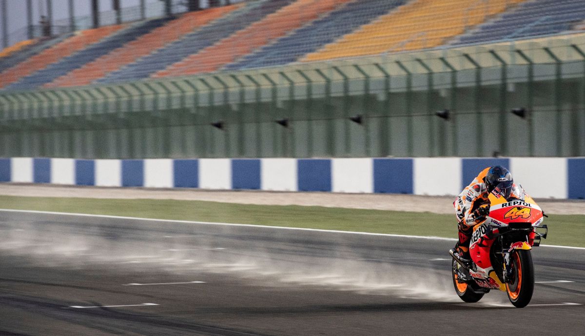 Pol Espargaró cruza la recta de Losail dejando un reguero de arena