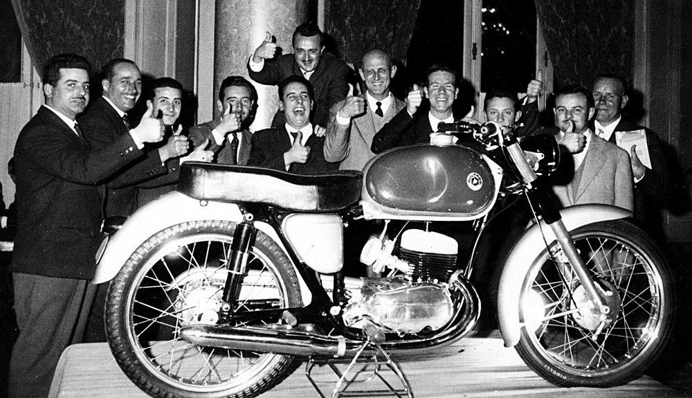 Presentación de la Bultaco Tralla 101 con Paco Bultó en el centro de la imagen / bultacolifestyle.com