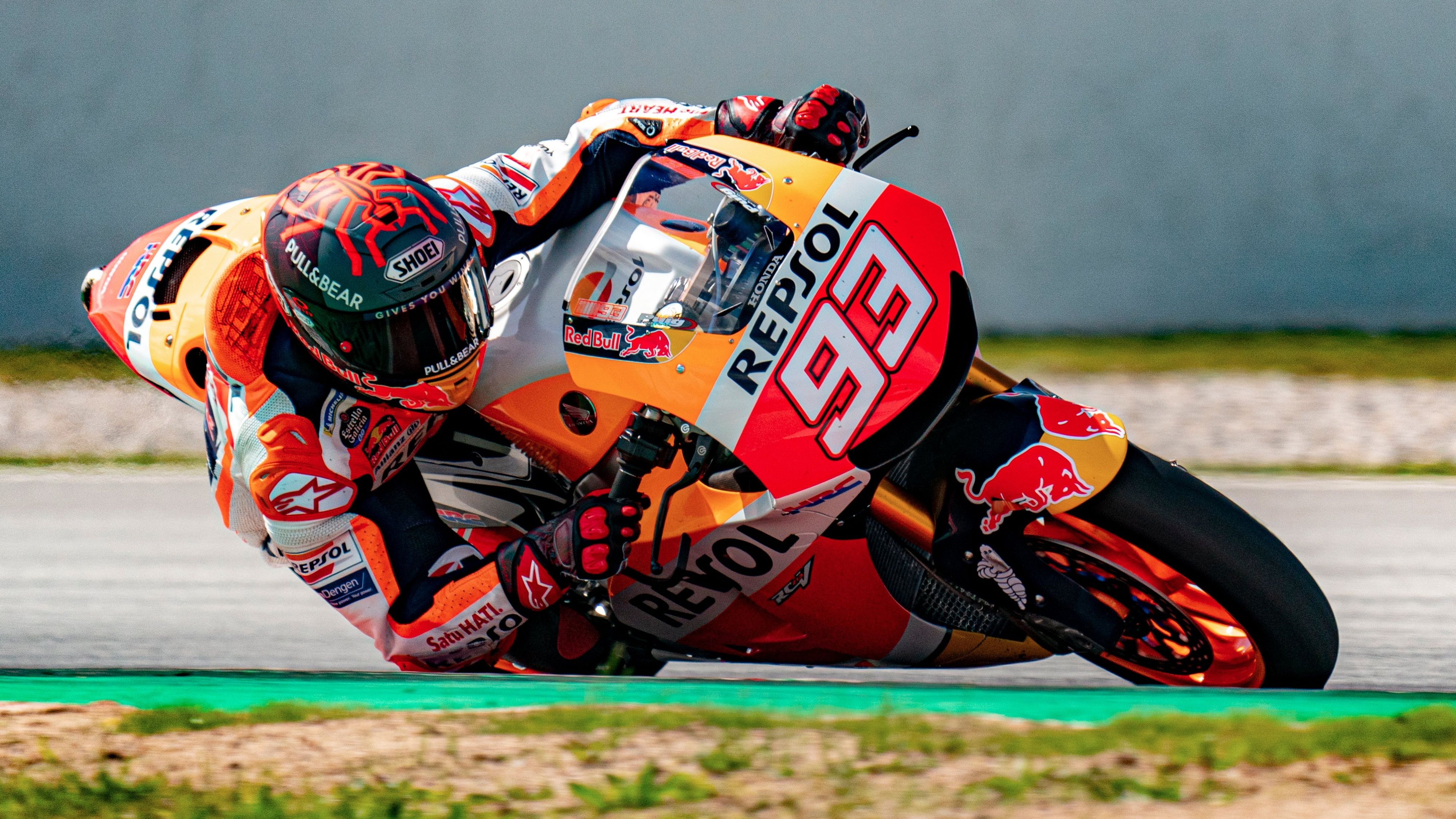 Marc Márquez tocando con el codo sobre la Honda RC213V S en Catalunya