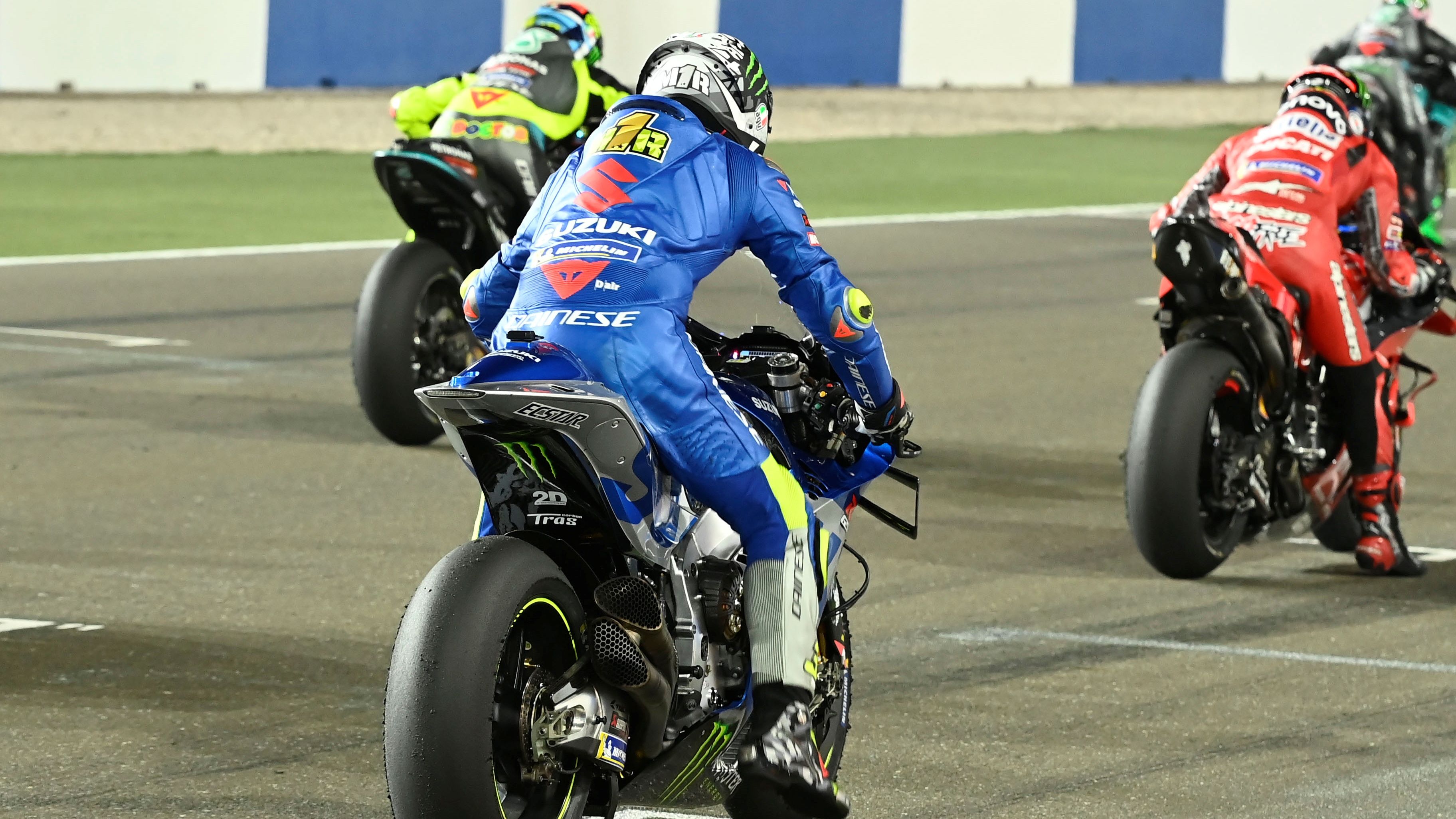 Pilotos de MotoGP 2021 ensayan la salida en el test de Qatar