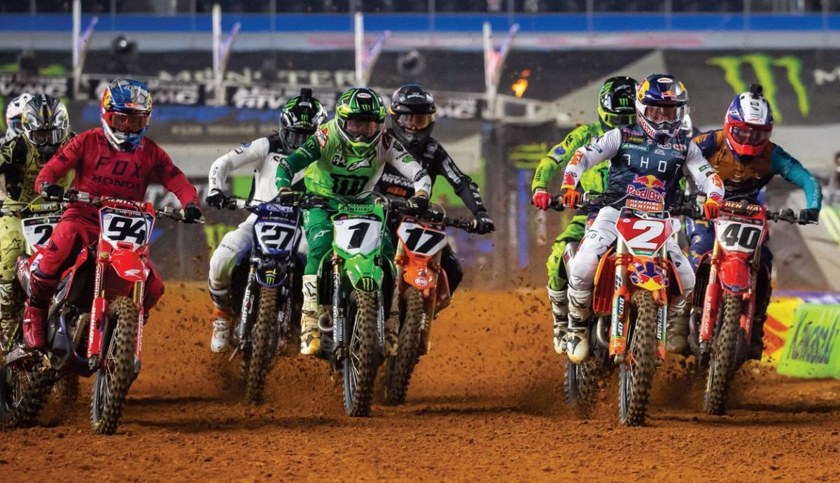 Cooper Webb (2), Eli Tomac (1) y Ken Roczen (94) tomaron la delantera desde la salida. Cooper Webb (2), Eli Tomac (1) y Ken Roczen (94) tomaron la delantera desde la salida.