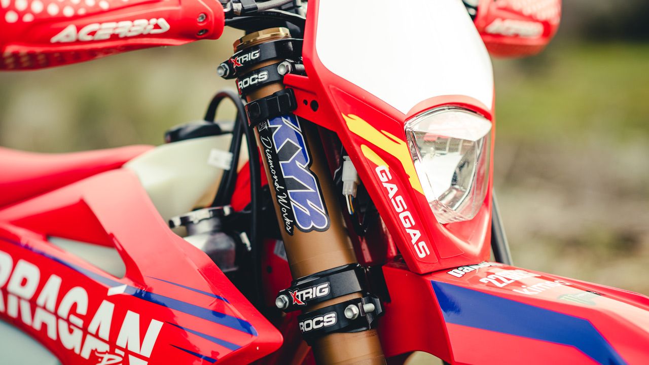 Test suspensiones enduro: horquilla Kayaba y amortiguador Sölva en GASGAS enduro.