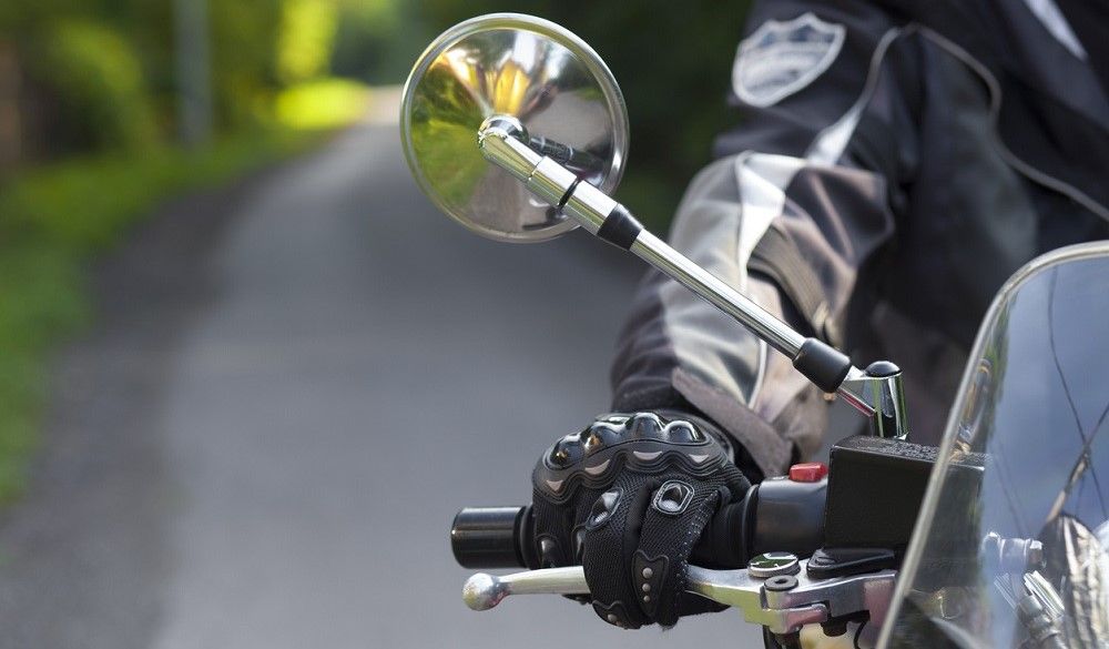 Controlar cómo frenar en moto es esencial para cualquier conductor. Fuente: iStock.com/Nikodash