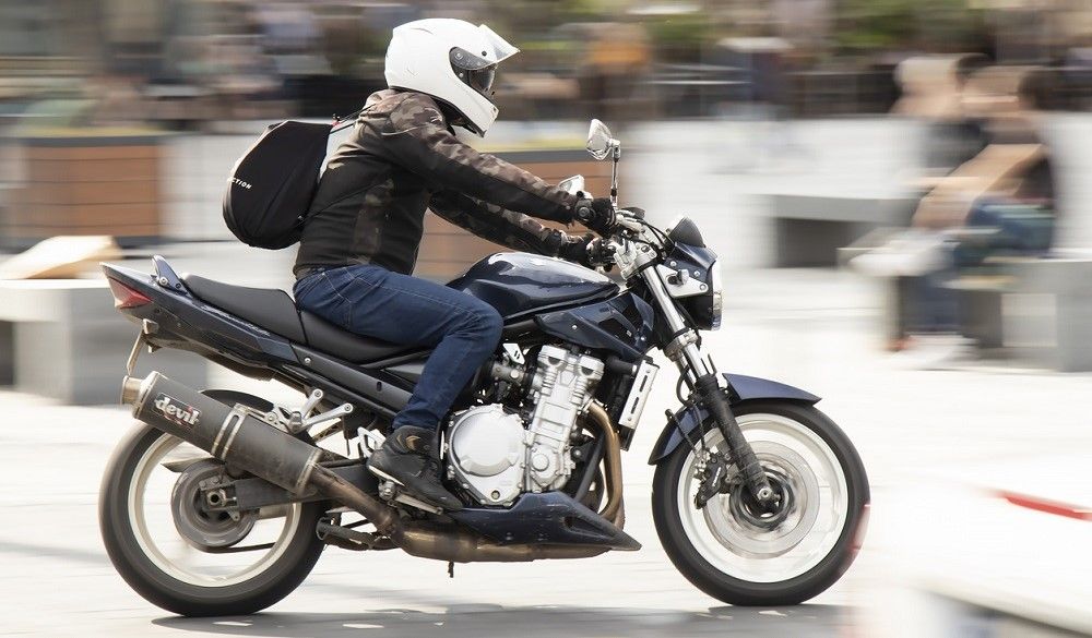 Conducir una moto por primera vez requiere poner mucha atención. Fuente: iStock.com/AlexLinch