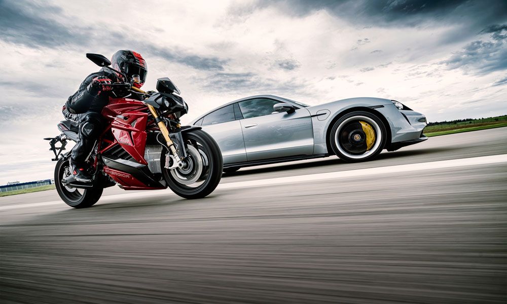 Energica Eva Ribelle frente a Porsche Taycan Trubo S