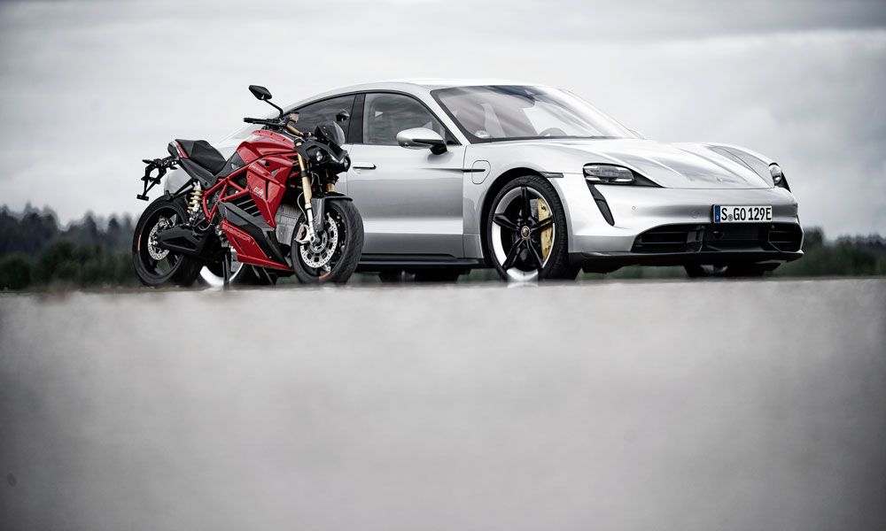 Energica Eva Ribelle frente a Porsche Taycan Trubo S