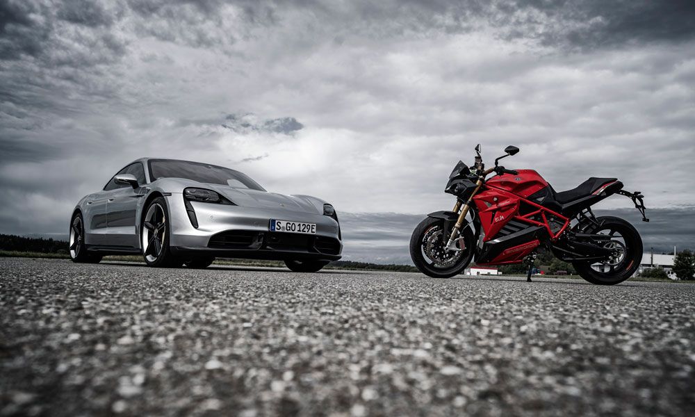 Energica Eva Ribelle frente a Porsche Taycan Trubo S