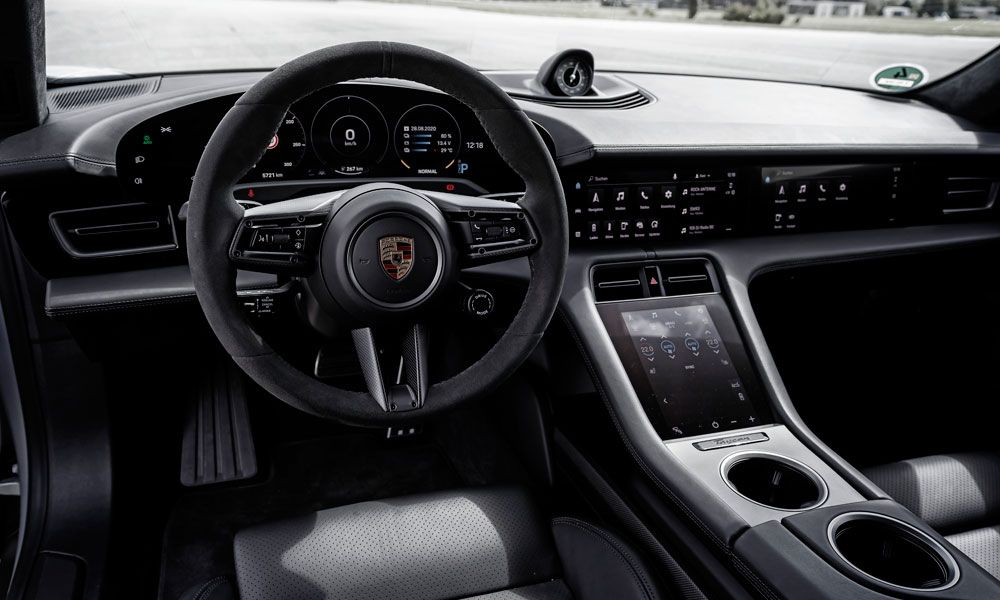 El habitáculo del Porsche es impresionante, con múltiples pantallas digitales con todo tipo de información