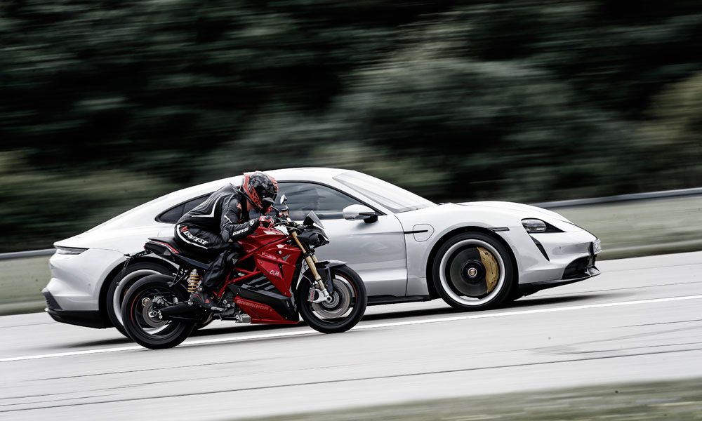 Energica Eva Ribelle frente a Porsche Taycan Trubo S