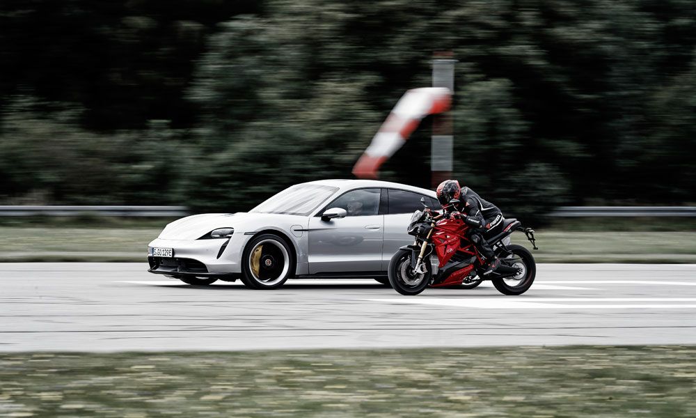 Energica Eva Ribelle frente a Porsche Taycan Trubo S