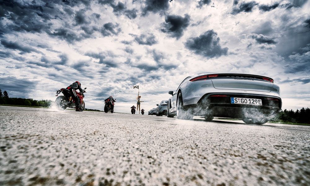 Energica Eva Ribelle frente a Porsche Taycan Trubo S