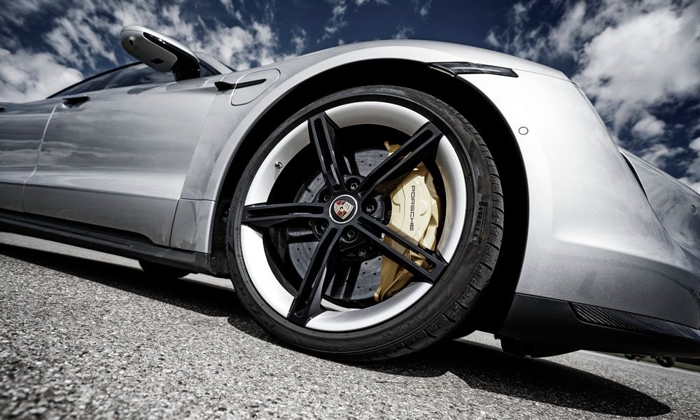 Porsche Taycan Turbo S: Los discos cerámicos de 440 mm tienen pinzas de 10 pistones.
