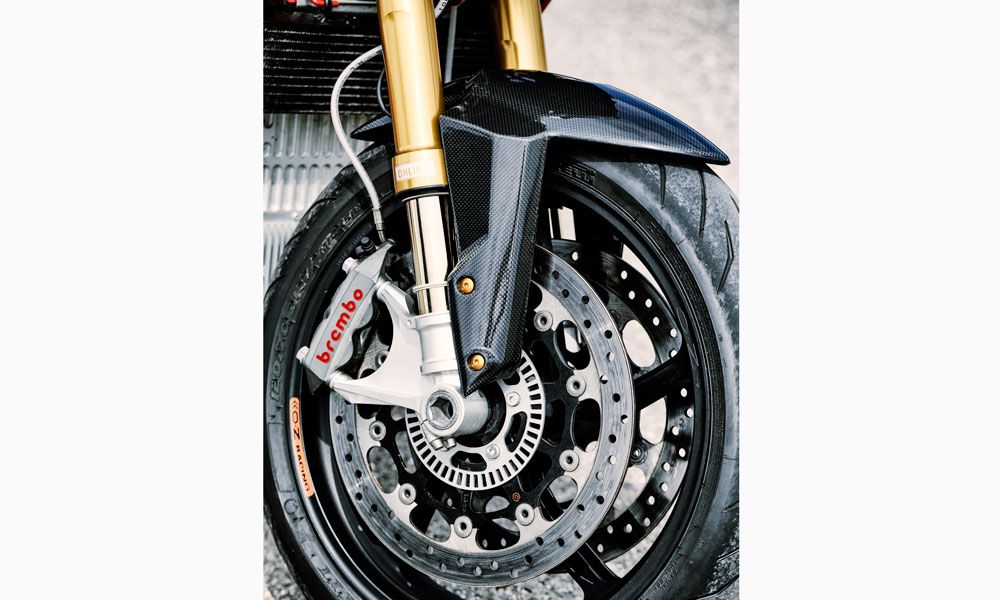 La Energica cuenta con dos discos de freno delanteros con pinzas de cuatro pistones, además de neumáticos mucho más estrechos
