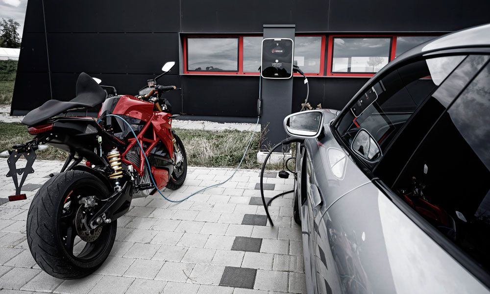 Energica Eva Ribelle frente a Porsche Taycan Trubo S
