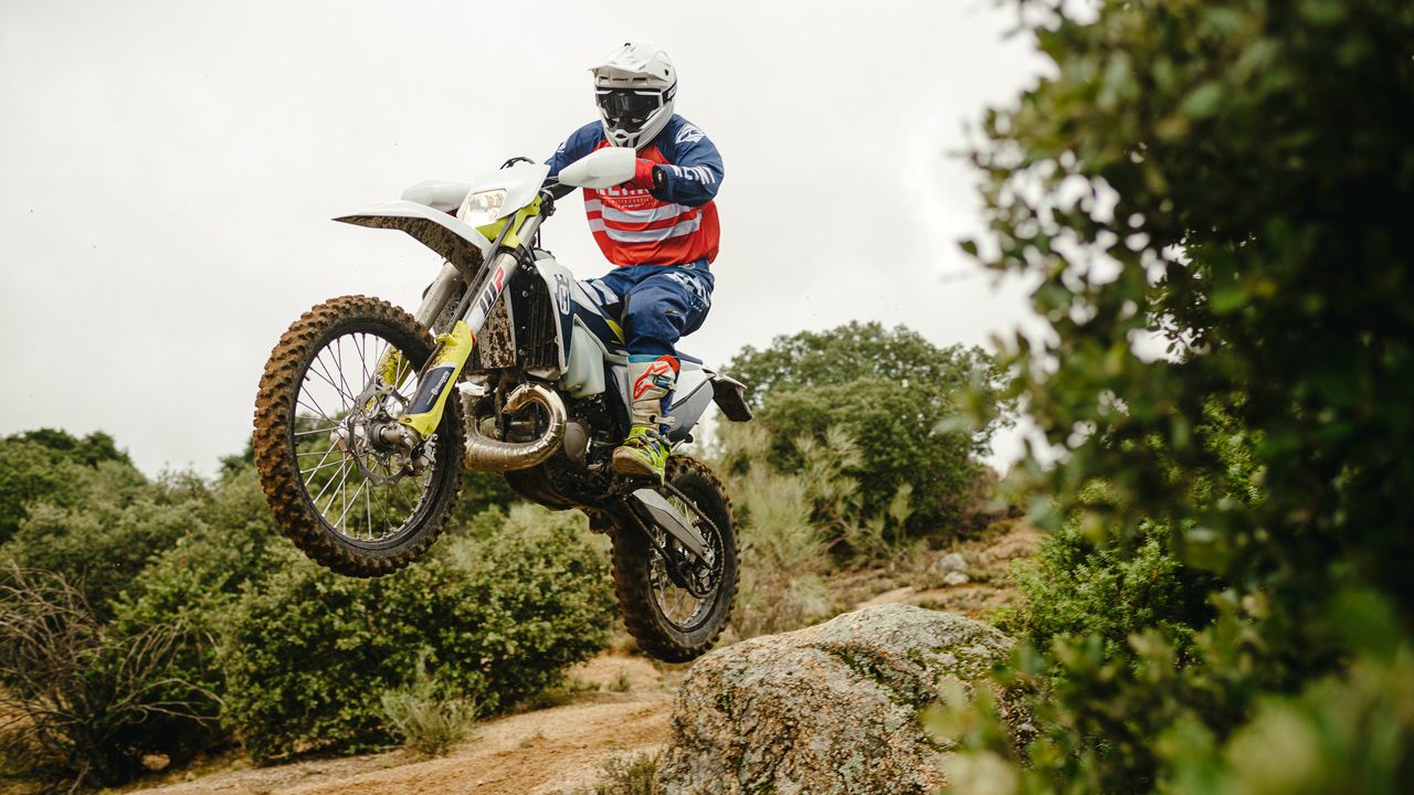 Comparativa enduro 300 2T: Husqvarna TE i vs KTM EXC TPI 2021