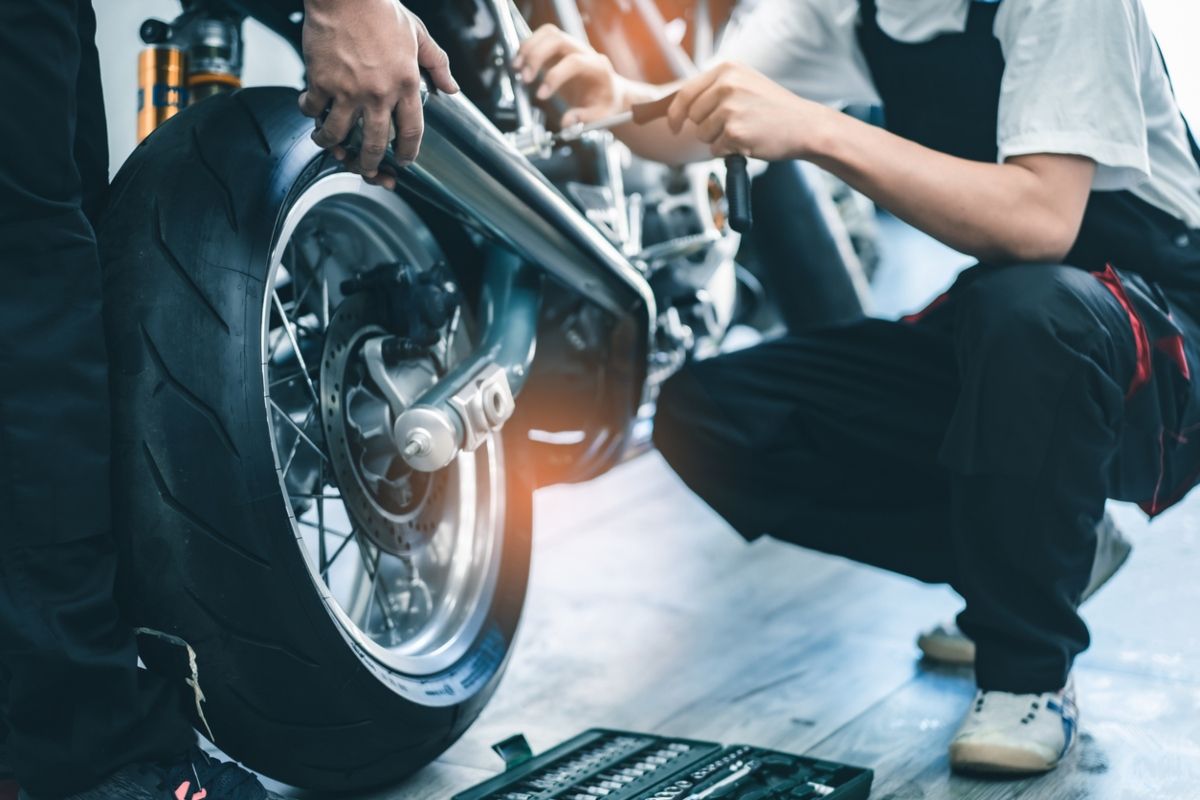 Un momento de la ITV de una moto. Fuente: iStock/ anon-tae