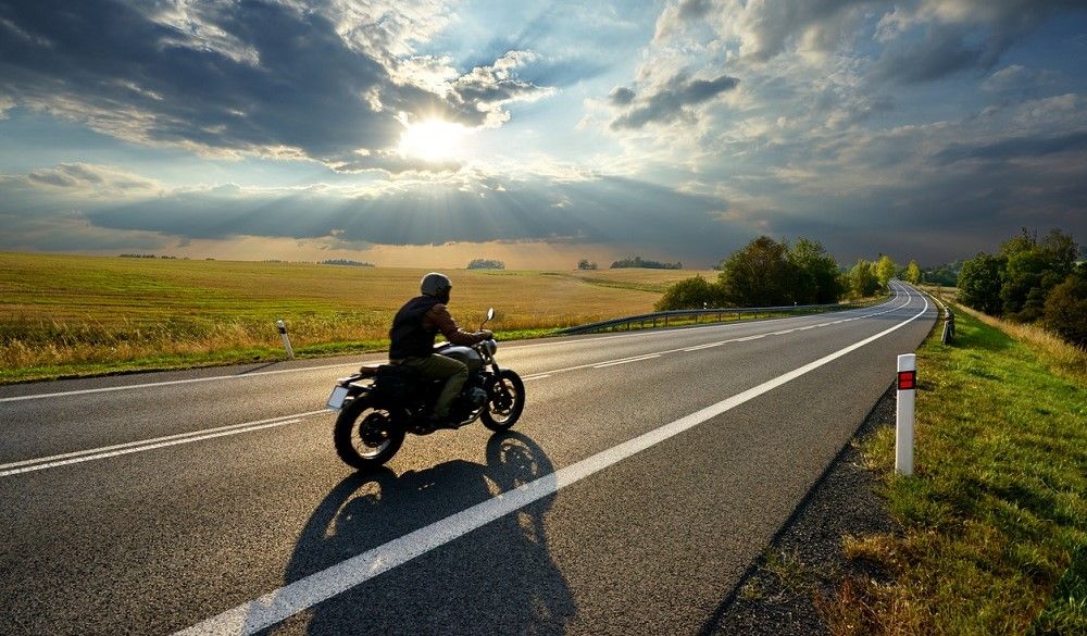 La transmisión por cardan es recomendable para motos con las que hacer grandes rutas. Fuente: iStock/Milos-Muller