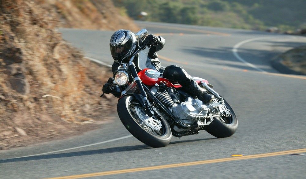 El amortiguador de dirección mejora el paso por curva de las motos potentes. Fuente: iStock/Hirkophoto
