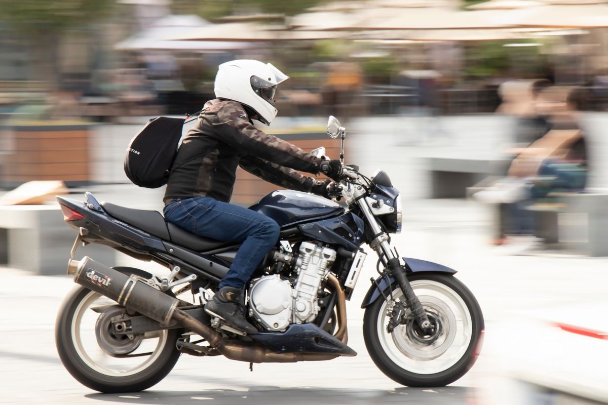 En una moto, la pegatina de la ITV es obligatoria. Fuente: iStock/AlexLinch