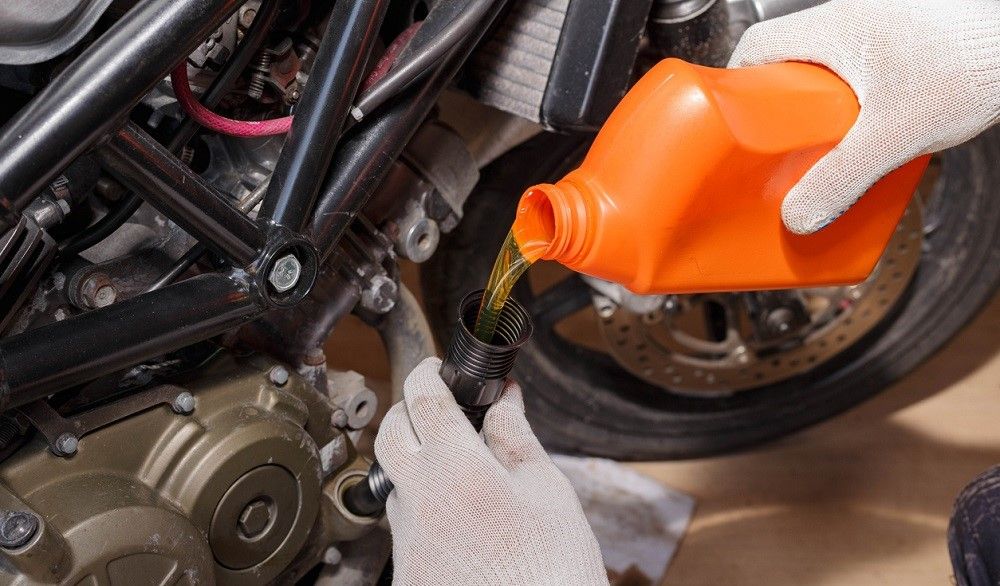 Elegir entre aceites minerales y sintéticos depende del tipo de moto. Fuente: iStock/ALEKSEY SHVEDOV