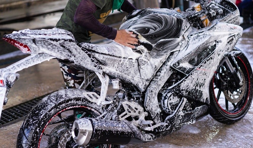 Lavar la moto conlleva poner cuidado en el proceso. Fuente: iStock/domonite 