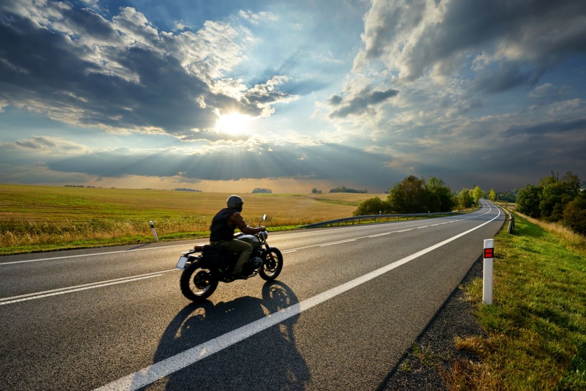 Un motorista en su viaje en moto por Europa. Fuente: iStock/ Milos Muller