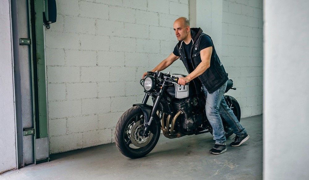 Conviene saber cómo arrancar una moto cuando lleva tiempo parada. Fuente: iStock/doble-d