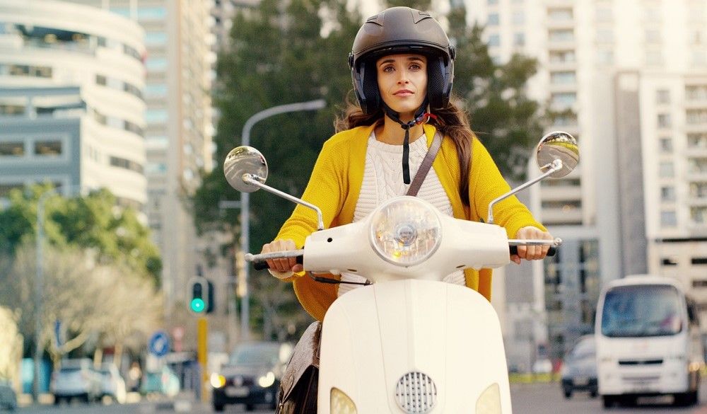 La moto ligera, una opción perfecta para nuevos conductores. Fuente: iStock/PeopleImages