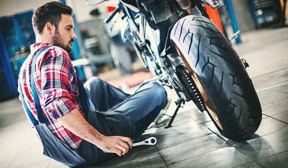 Tensar la cadena de la moto requiere hacerlo con cuidado. Fuente: iStock/gilaxia