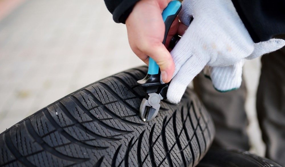 Saber arreglar el pinchazo en una moto puede resultar sumamente útil. Fuente: iStock/MNStudio
