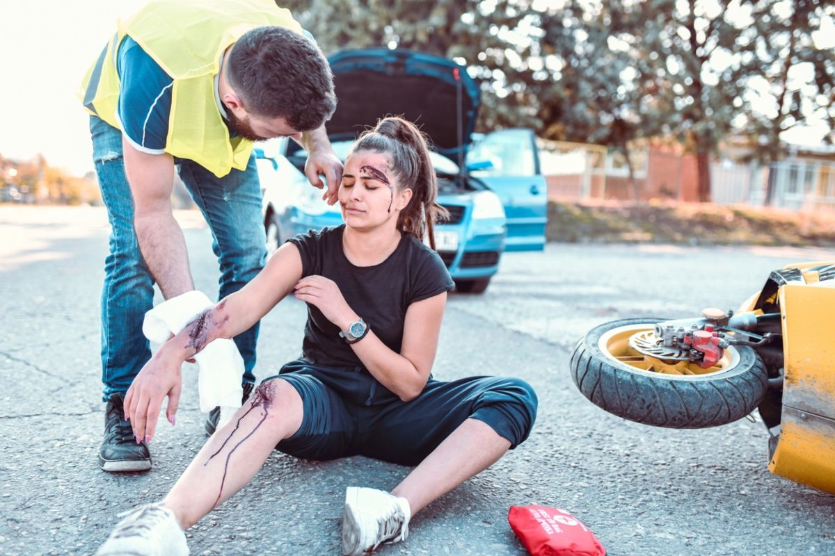 Una joven tras un accidente en moto. Fuente: iStock/ AleksandarGeorgiev