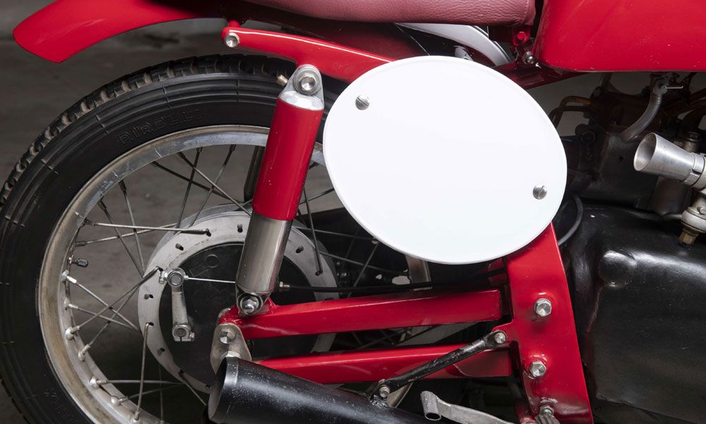 MV Agusta 500 1951:  La suspensión trasera disponía de un basculante de doble brazo superpuesto y barras de torsión.
