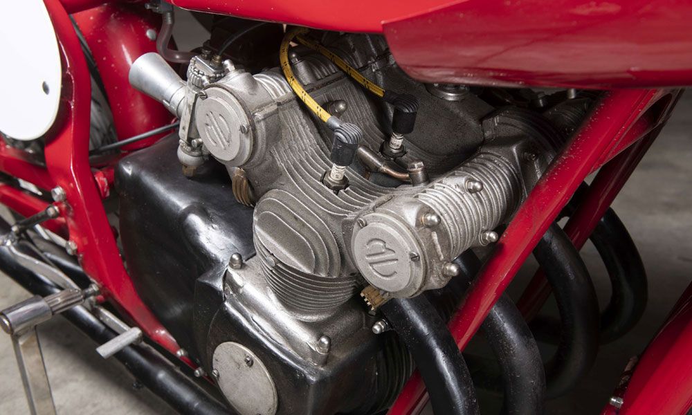 MV Agusta 500 1951: El primer motor de cuatro cilindros de MV Agusta era muy parecido al de la Gilera, con válvulas inclinadas 45 grados. 