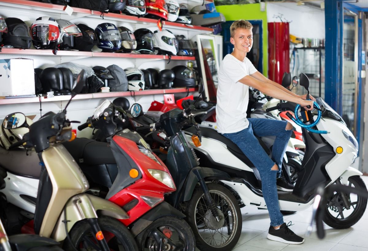 Joven busca comprar una moto para luego limitar. Fuente: iStock/ JackF