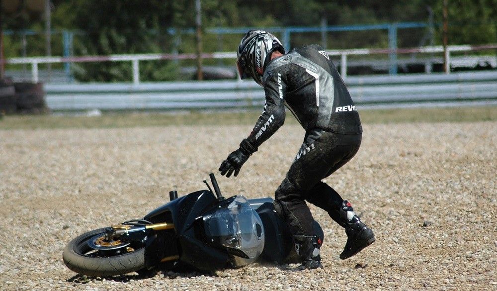 Hay varios trucos para saber cómo levantar una moto. Fuente: iStock/sweetmoments