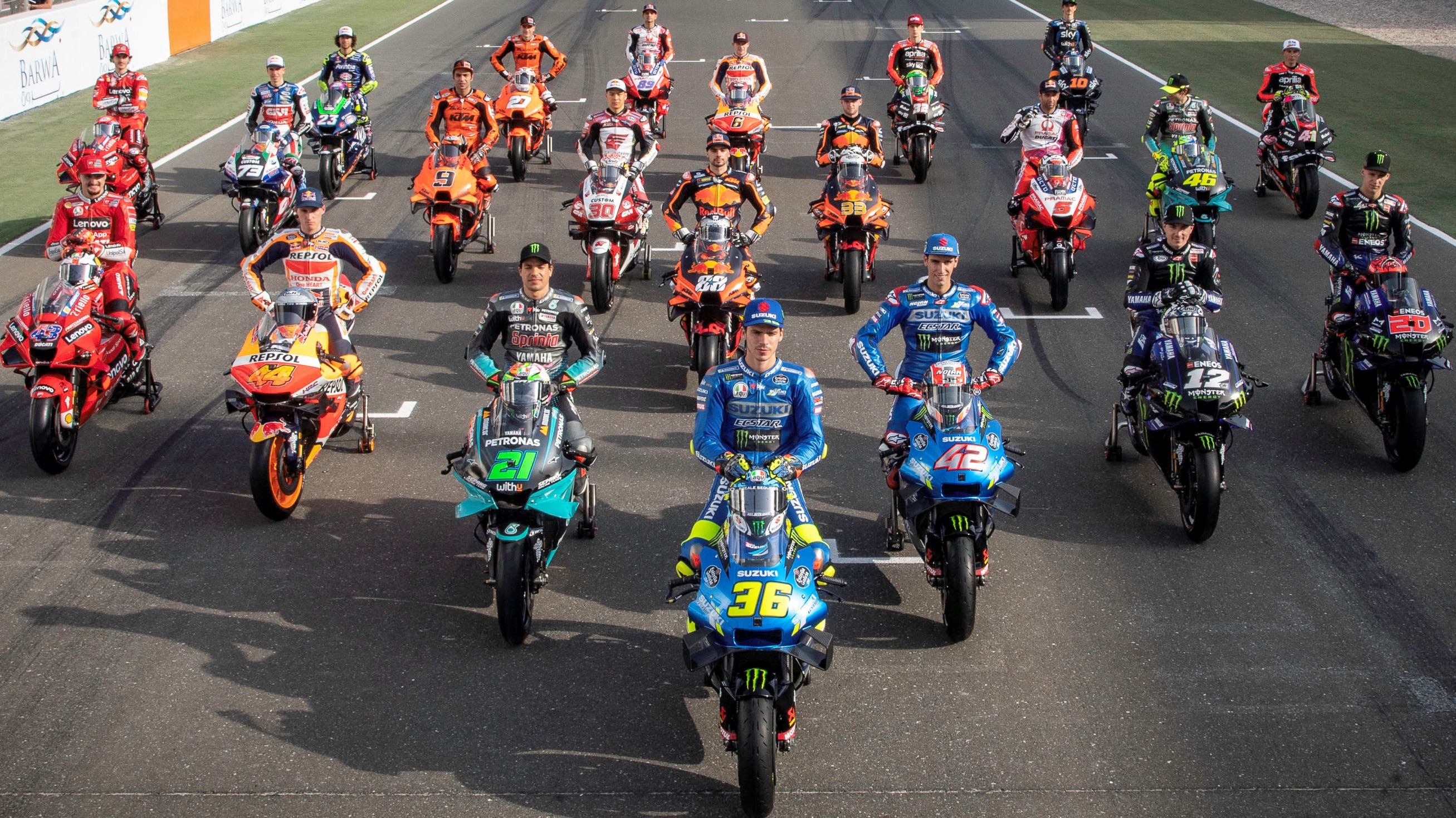 Foto de grupo con los pilotos de MotoGP 2021