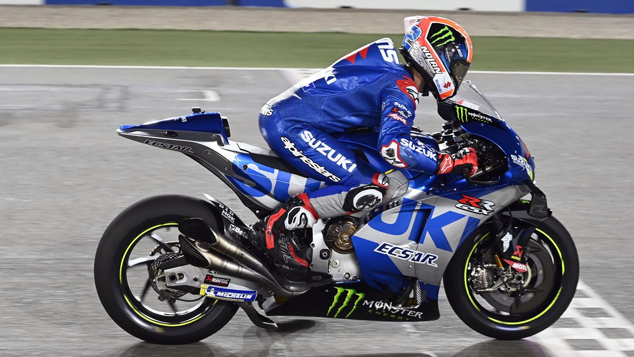 Álex Rins practica una salida en el circuito de Losail (Qatar)
