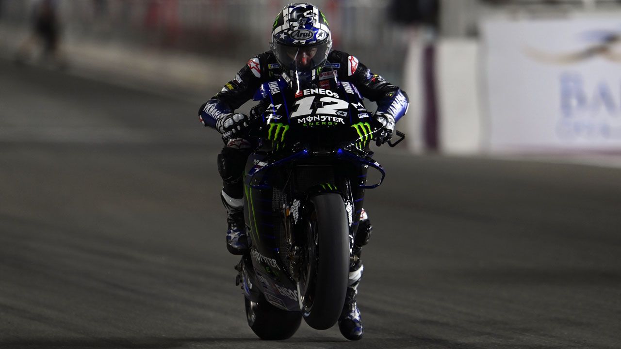 Maverick Viñales ensaya una salida en el Gran Premio de Qatar.