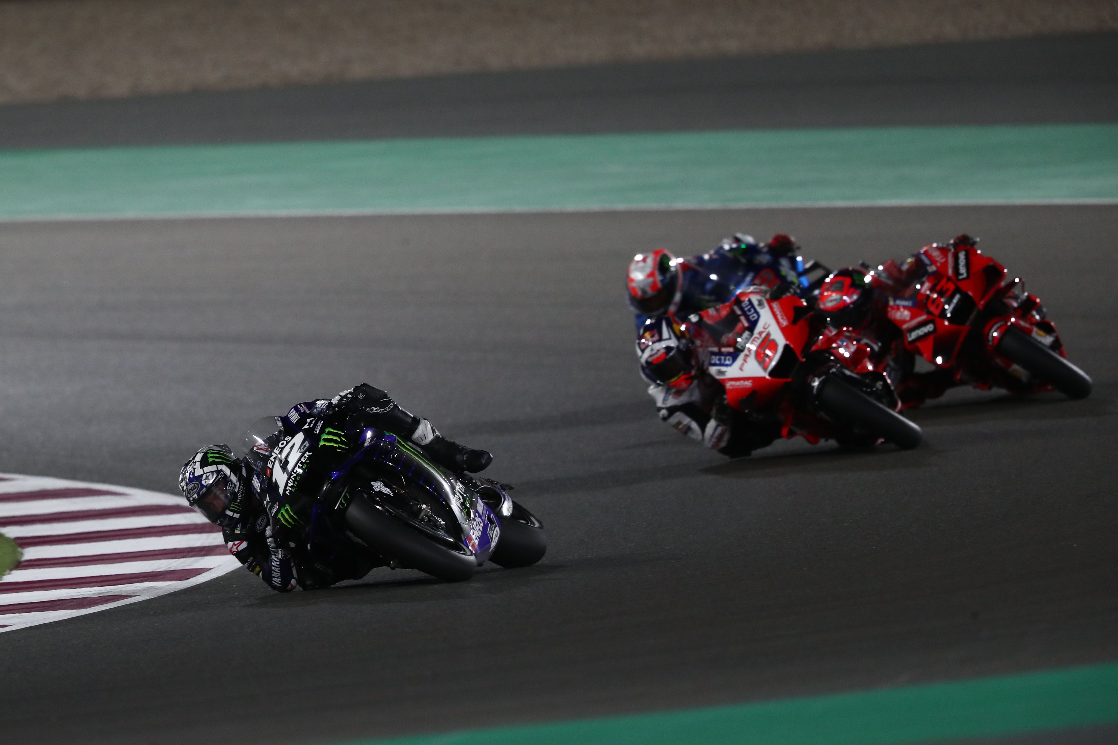 Maverick Viñales lidera la carrera por delante de Zarco, Bagnaia y Rins.