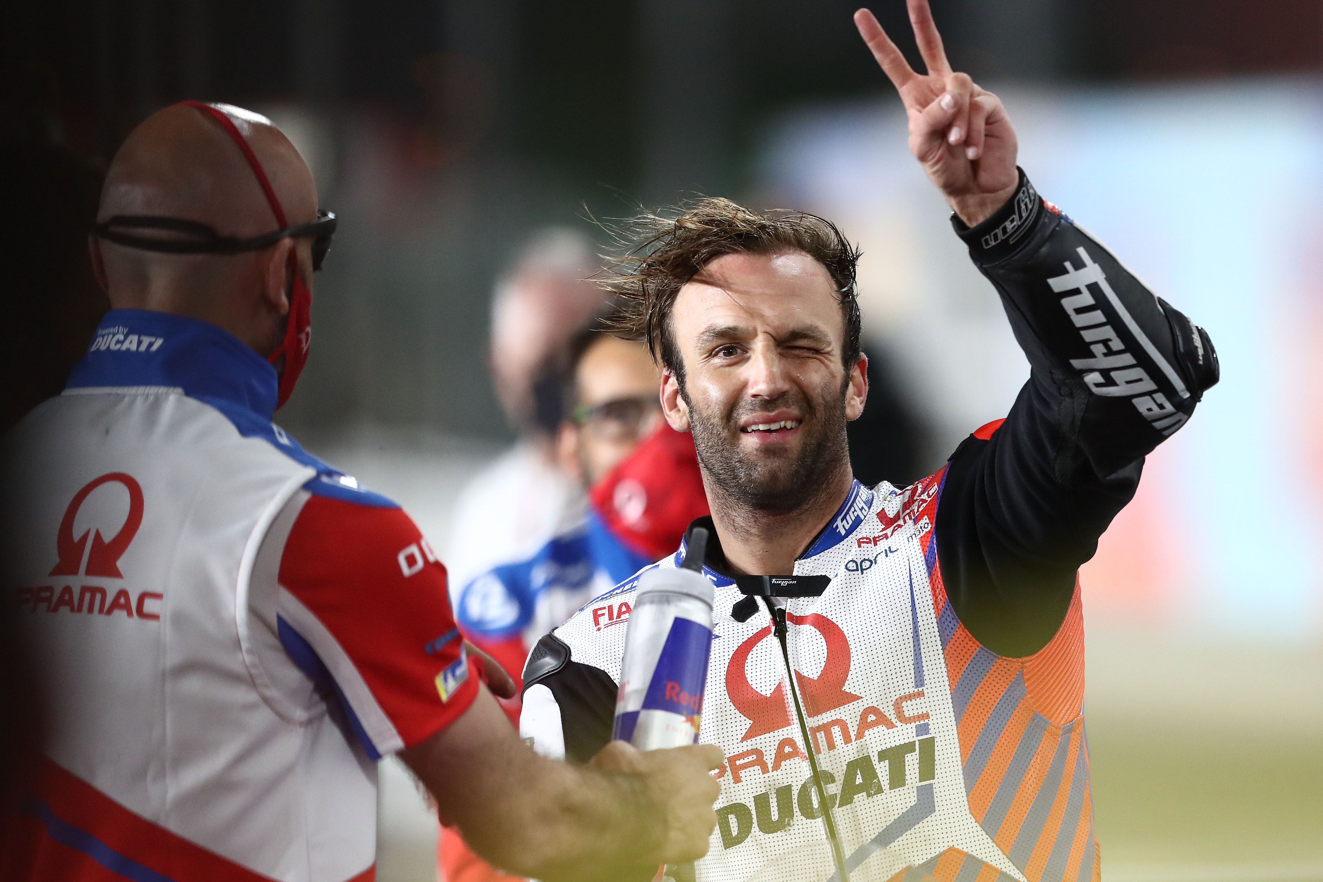 Johann Zarco celebra la segunda posición en el Gran Premio de Qatar.